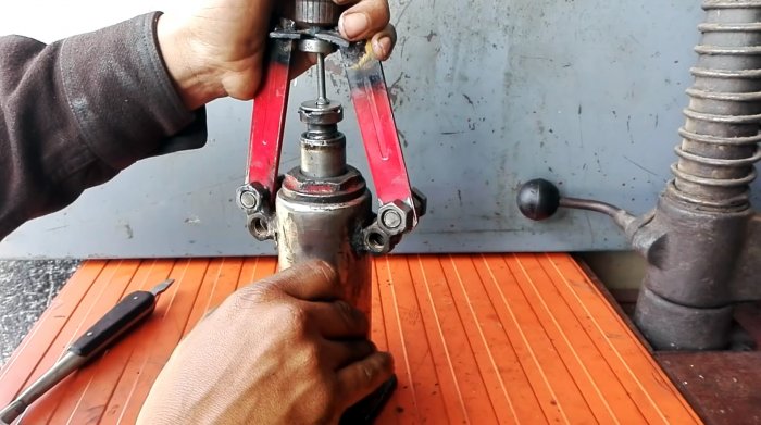 Как сделать универсальный съемник из гидравлического домкрата