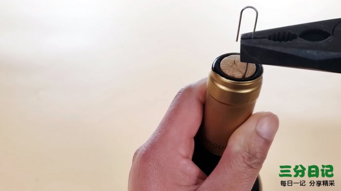 Как отрыть бутылку канцелярской скрепкой