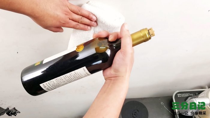 Как отрыть бутылку канцелярской скрепкой