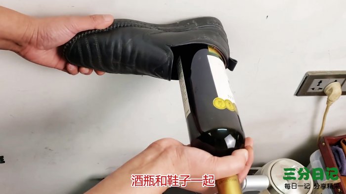 Как отрыть бутылку канцелярской скрепкой