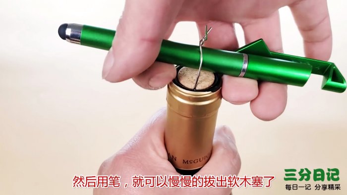 Как отрыть бутылку канцелярской скрепкой