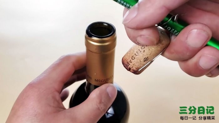 Как отрыть бутылку канцелярской скрепкой