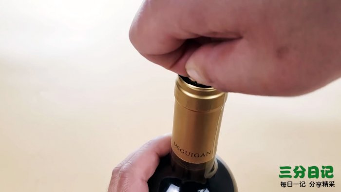 Как отрыть бутылку канцелярской скрепкой