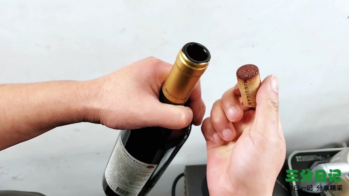 Как отрыть бутылку канцелярской скрепкой