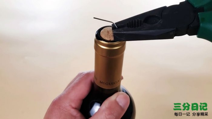 Как отрыть бутылку канцелярской скрепкой