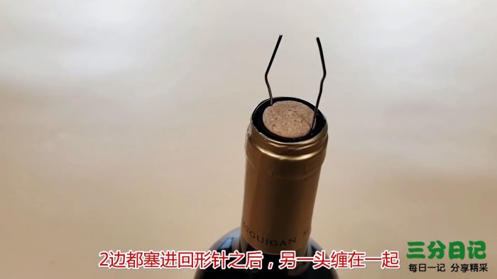 Как отрыть бутылку канцелярской скрепкой