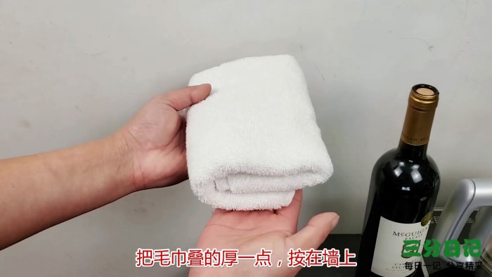 Как отрыть бутылку канцелярской скрепкой