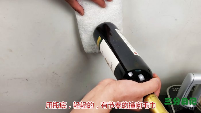 Как отрыть бутылку канцелярской скрепкой