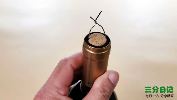 Как отрыть бутылку канцелярской скрепкой