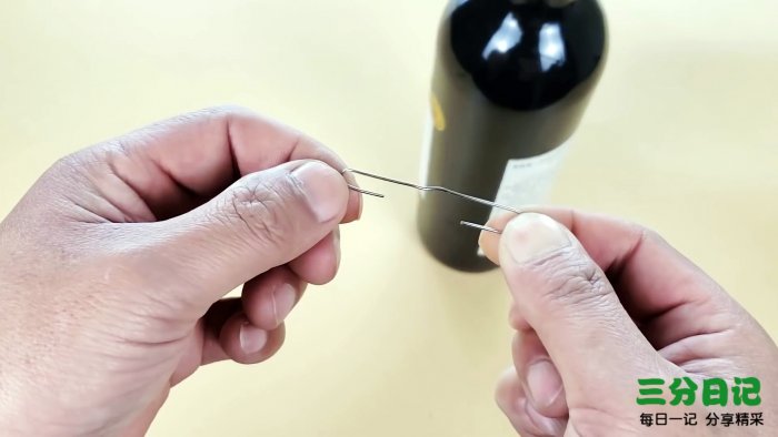 Как отрыть бутылку канцелярской скрепкой