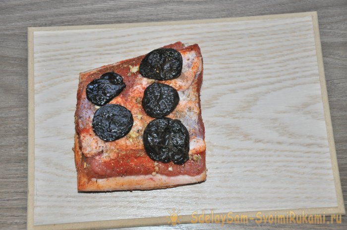 Копченое сало в рукаве в духовке