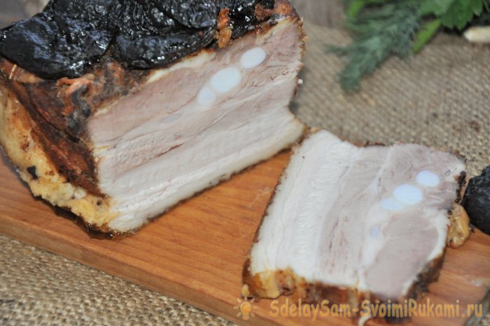 Копченое сало в рукаве в духовке