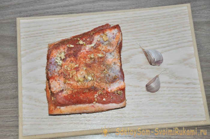 Копченое сало в рукаве в духовке