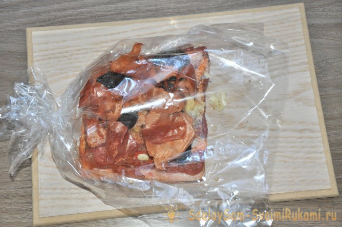 Копченое сало в рукаве в духовке