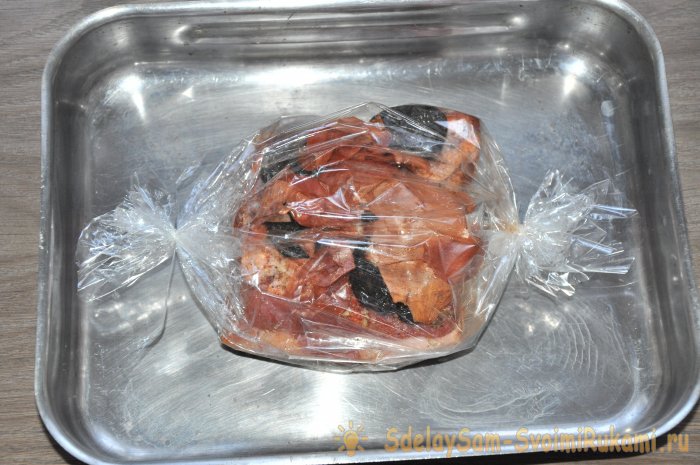 Копченое сало в рукаве в духовке