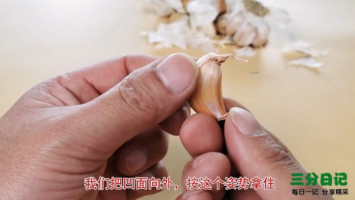 Чищу зубчики чеснока голыми руками быстро и без ножа