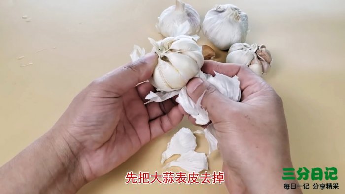 Чищу зубчики чеснока голыми руками быстро и без ножа