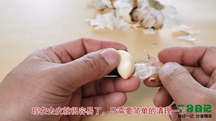 Чищу зубчики чеснока голыми руками быстро и без ножа