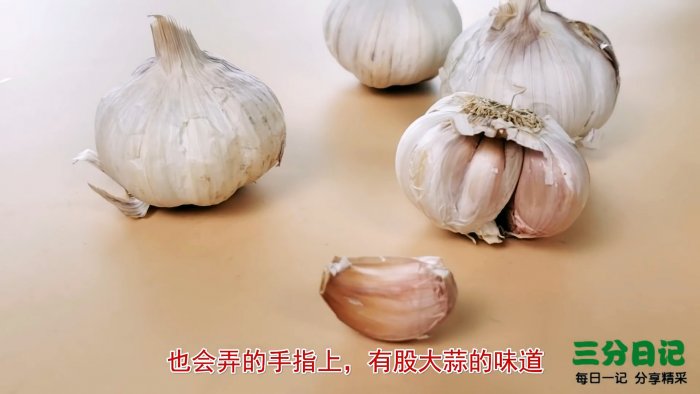 Чищу зубчики чеснока голыми руками быстро и без ножа