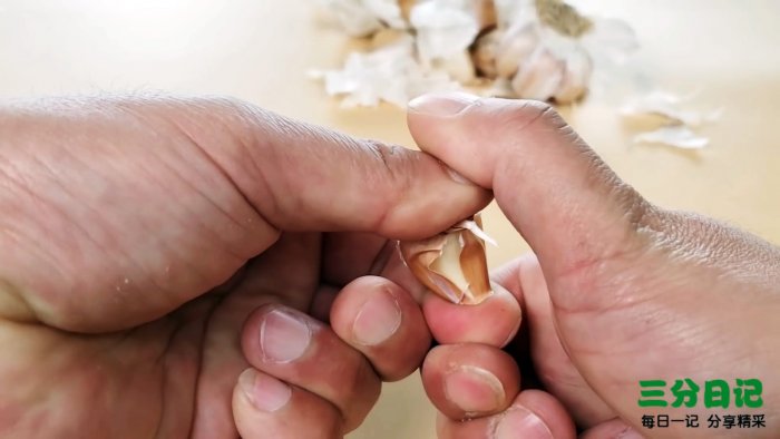 Чищу зубчики чеснока голыми руками быстро и без ножа