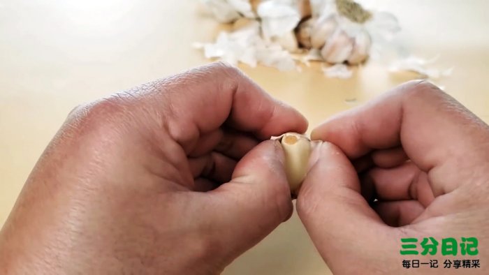 Чищу зубчики чеснока голыми руками быстро и без ножа