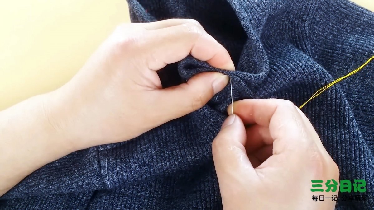 Как сузить вырез горловины свитера или футболки своими руками