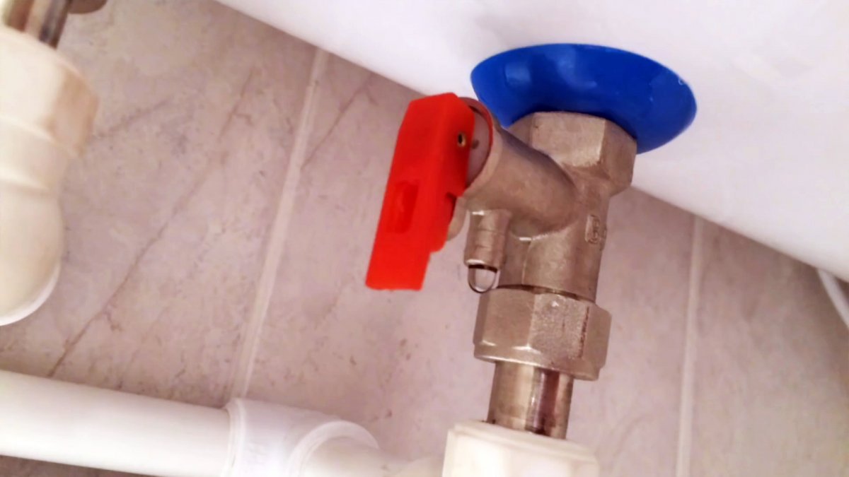 Течёт клапан водонагревателя: причины, признаки и способы устранения протекания