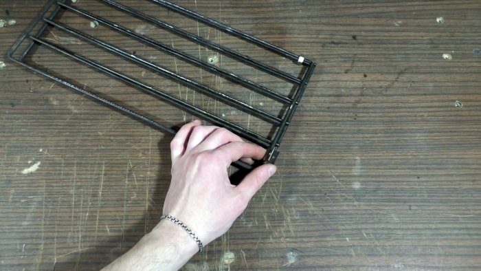 Не выбрасывайте старую плиту сделайте из ее решетки складной мангал