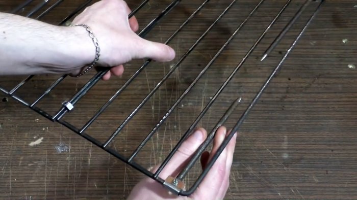 Не выбрасывайте старую плиту сделайте из ее решетки складной мангал