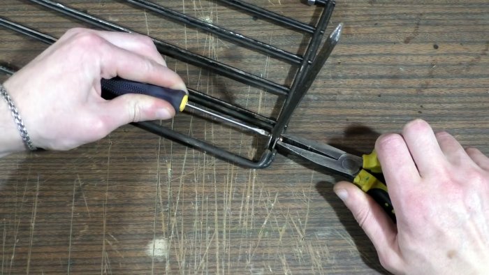 Не выбрасывайте старую плиту сделайте из ее решетки складной мангал