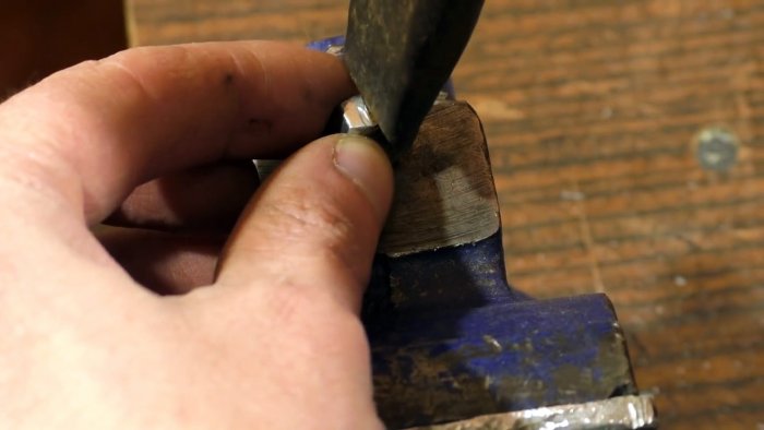 Не выбрасывайте старую плиту сделайте из ее решетки складной мангал