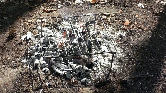 Не выбрасывайте старую плиту сделайте из ее решетки складной мангал