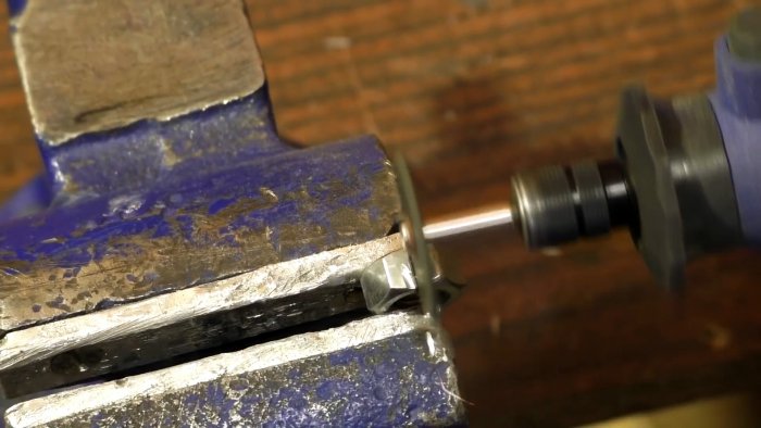 Не выбрасывайте старую плиту сделайте из ее решетки складной мангал