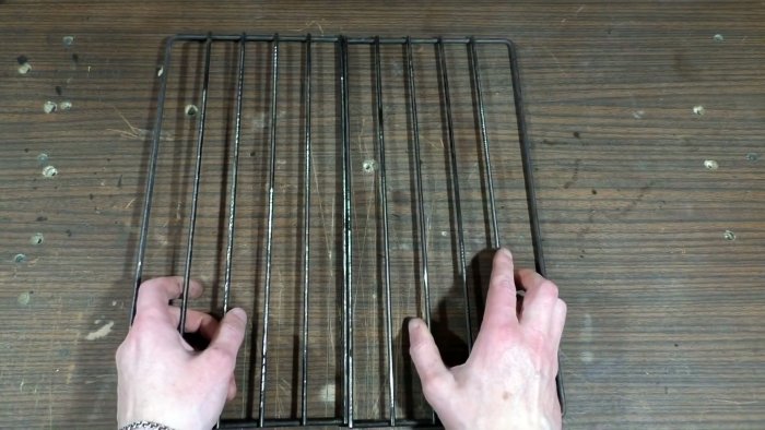 Не выбрасывайте старую плиту сделайте из ее решетки складной мангал