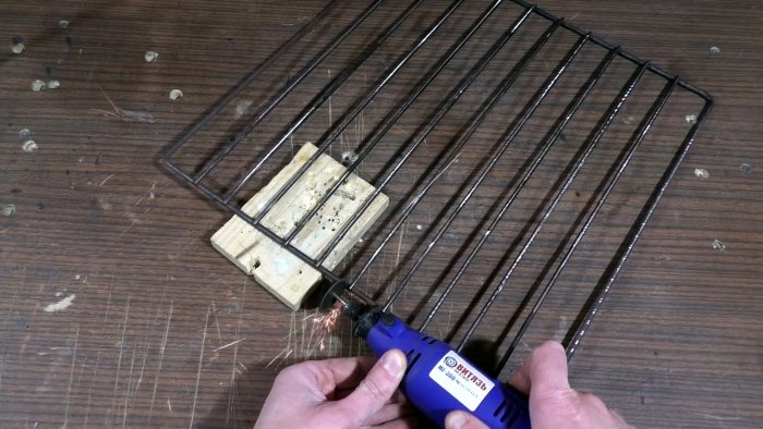 Не выбрасывайте старую плиту сделайте из ее решетки складной мангал