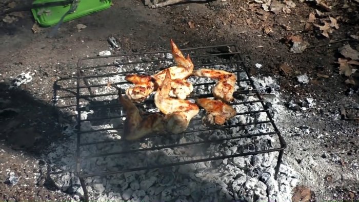 Не выбрасывайте старую плиту сделайте из ее решетки складной мангал