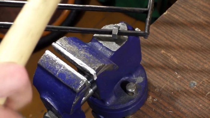 Не выбрасывайте старую плиту сделайте из ее решетки складной мангал