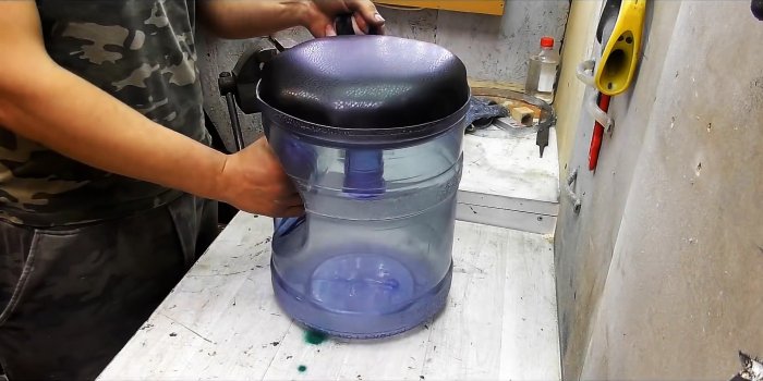 Как из 19 литрового бутыля сделать пуф для мастерской с отделом для хранения