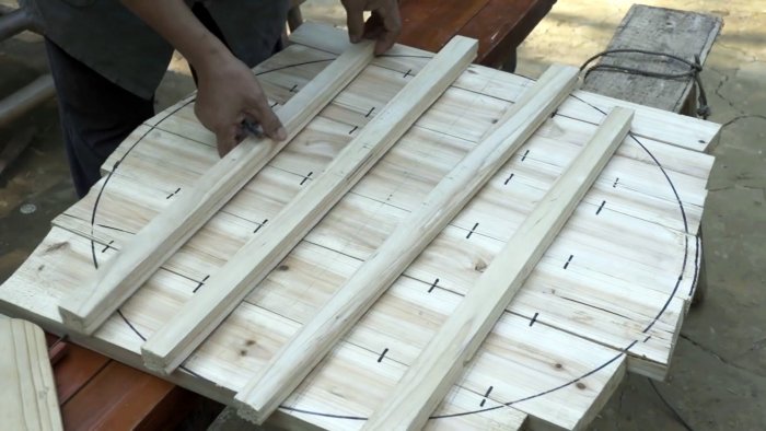 Как без клея гвоздей и саморезов сделать деревянную крышку для казана коптильни или тандыра