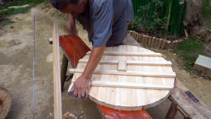 Как без клея гвоздей и саморезов сделать деревянную крышку для казана коптильни или тандыра