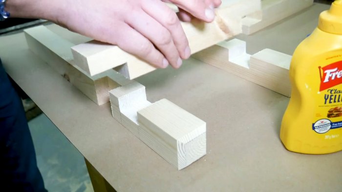 Как из пластика крышек и канистр сделать сиденье табурета