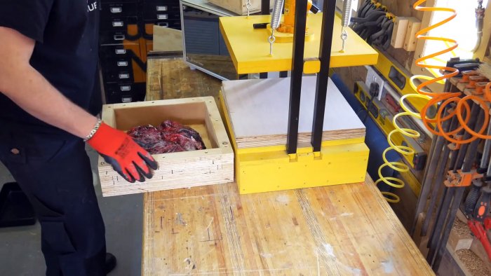 Как из пластика крышек и канистр сделать сиденье табурета