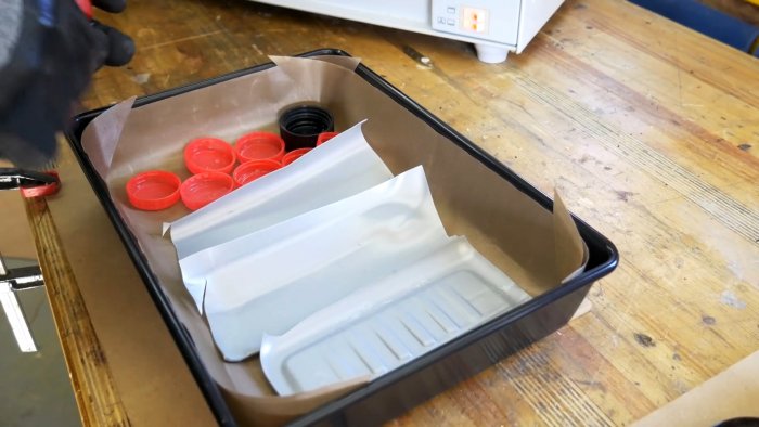 Как из пластика крышек и канистр сделать сиденье табурета