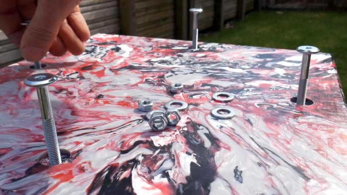 Как из пластика крышек и канистр сделать сиденье табурета