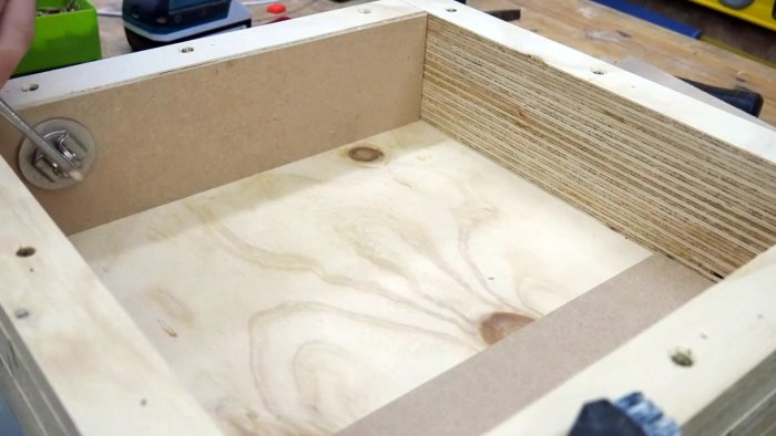 Как из пластика крышек и канистр сделать сиденье табурета