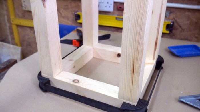 Как из пластика крышек и канистр сделать сиденье табурета