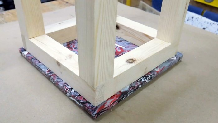 Как из пластика крышек и канистр сделать сиденье табурета