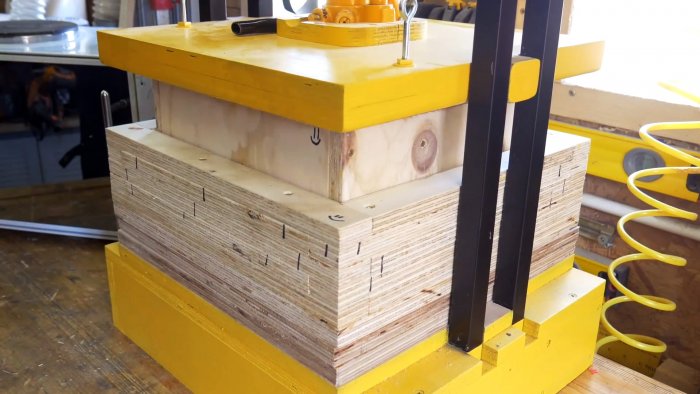 Как из пластика крышек и канистр сделать сиденье табурета