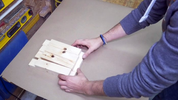 Как из пластика крышек и канистр сделать сиденье табурета