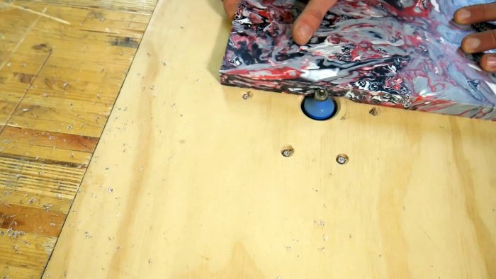 Как из пластика крышек и канистр сделать сиденье табурета